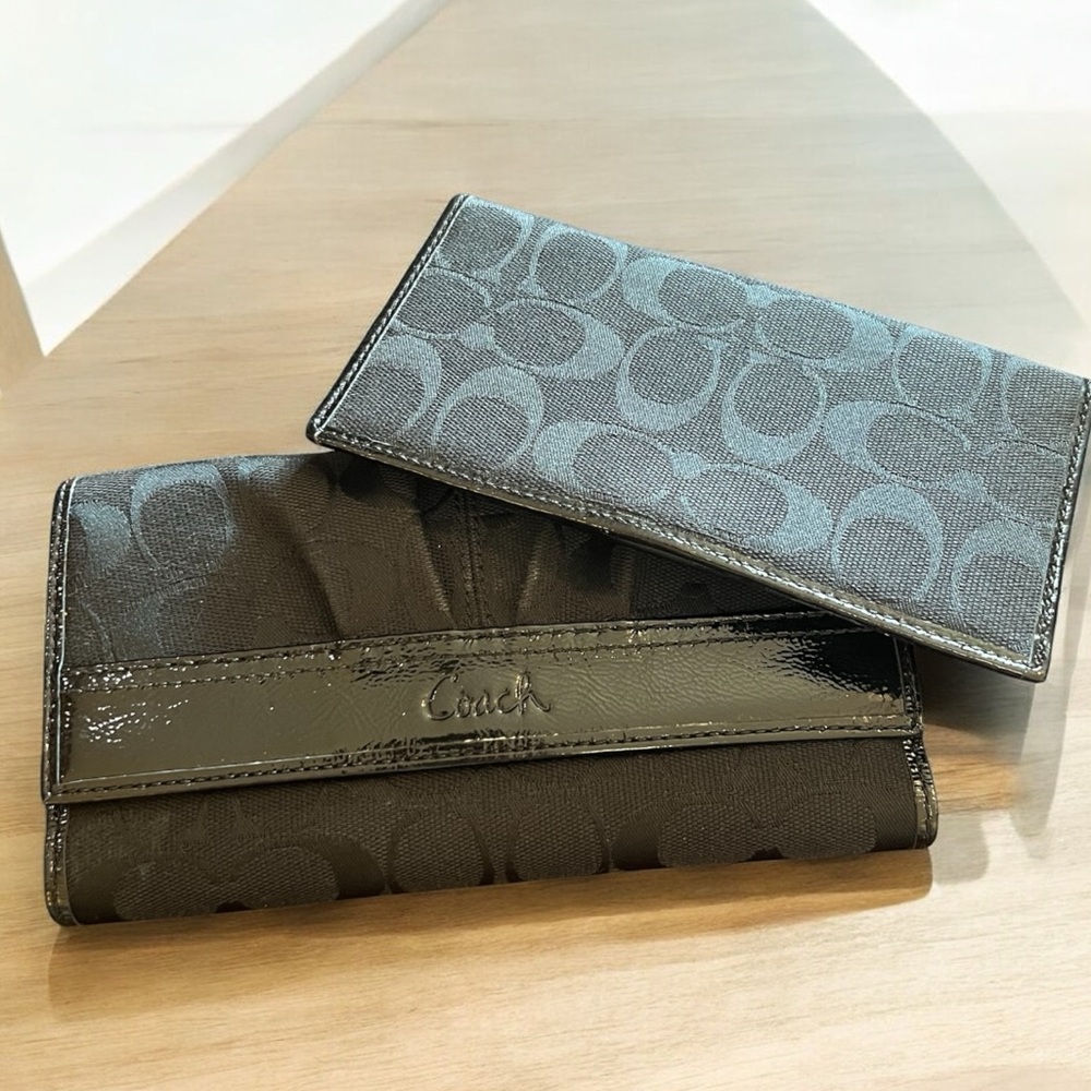 EUC~ Coach Signature Pleated Patent
Leather Trim Wallet Black. Never used